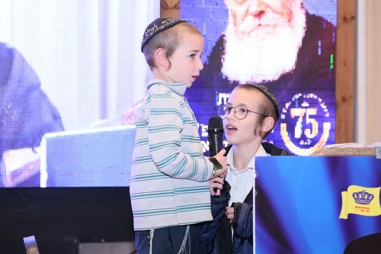 שלום דובער ולוי יצחק פרישמן, פסוק "בכל דור"